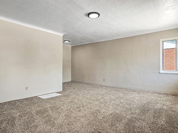 3rd image of 907 Manzano St NE