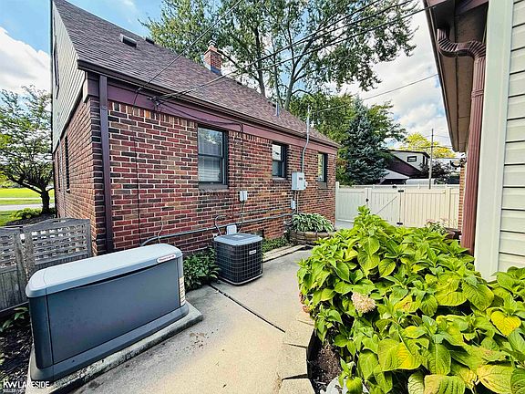 5th image of 18674 Carlysle St