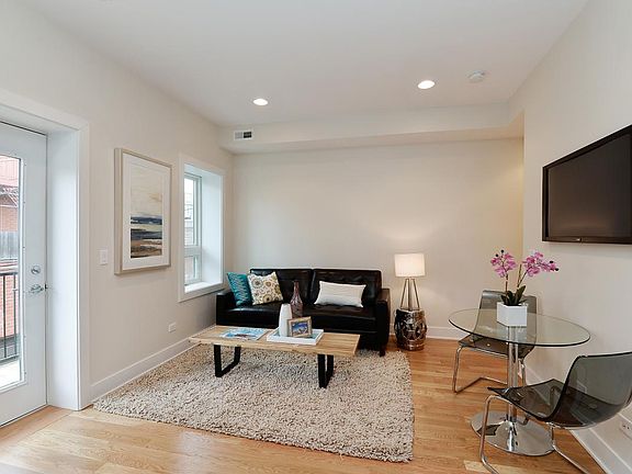 4th image of 4639 N Broadway St Ste 1