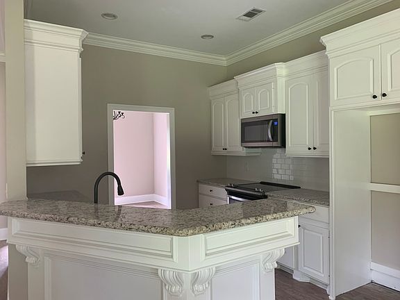 5th image of 761 Forest Woods Dr