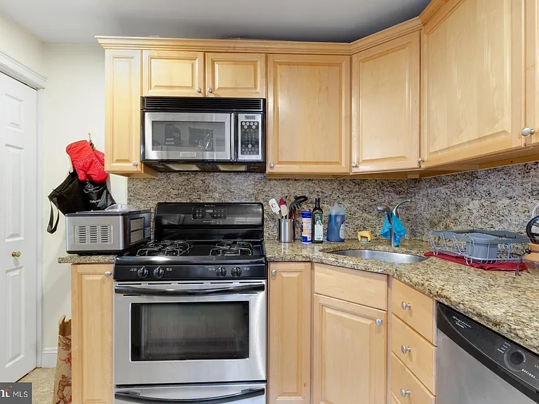 824 N Judson St — Photo 9