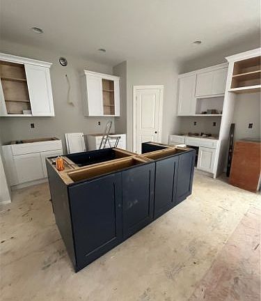 2nd image of 2609 Kenwood Ave