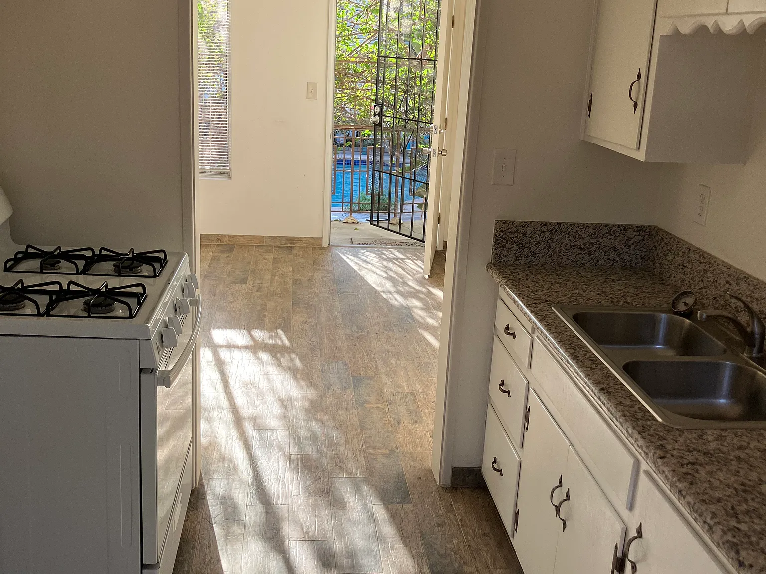 Studio, 400 sqft, $1,700 — Photo 4