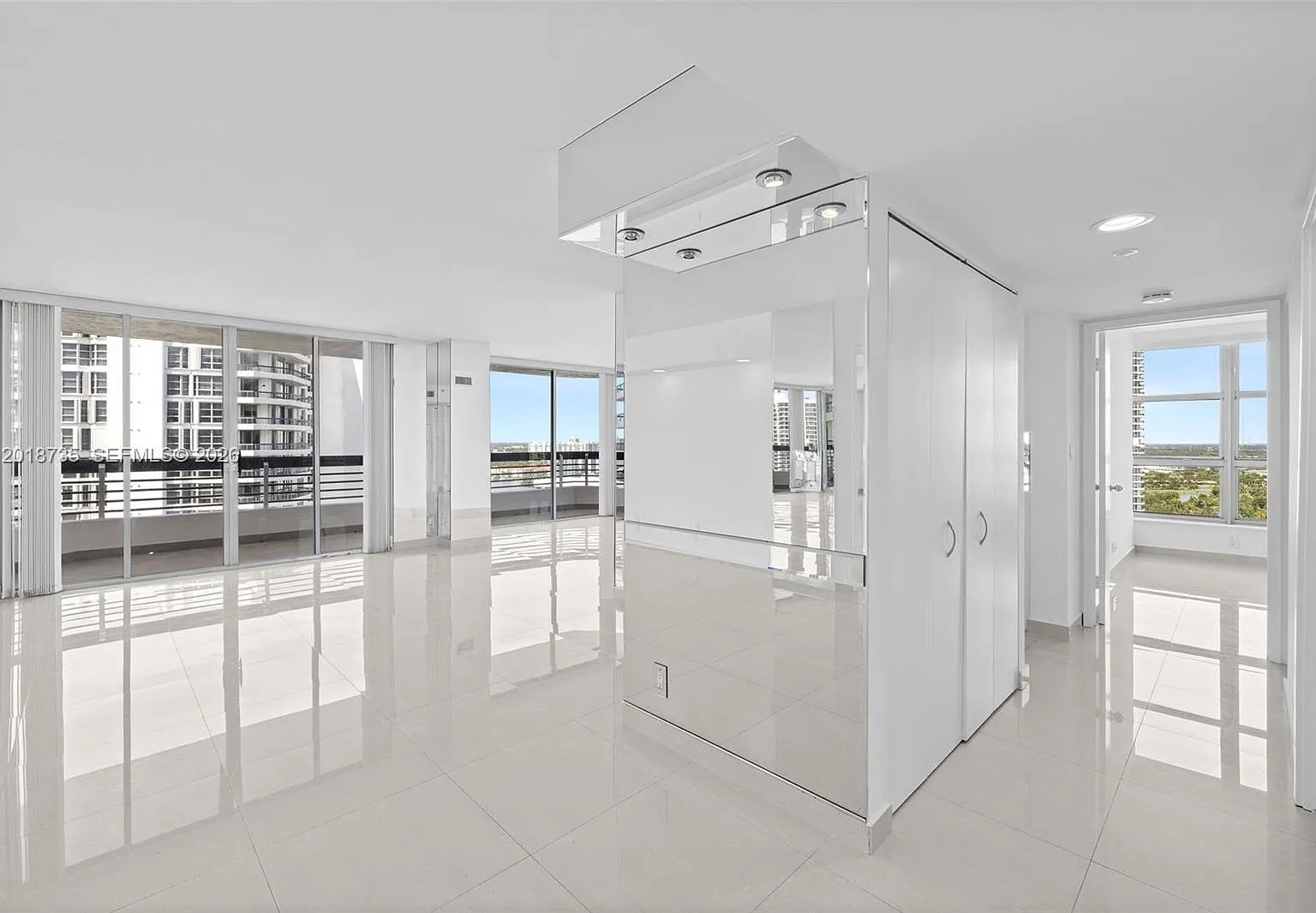 Mystic Pointe Condo No Tw — Photo 3