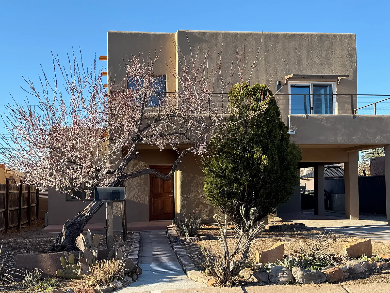 3 bed, 2046 sqft, $3,600 — Photo 1