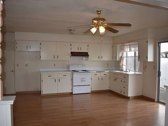 5th image of 916 SE 15th Ave
