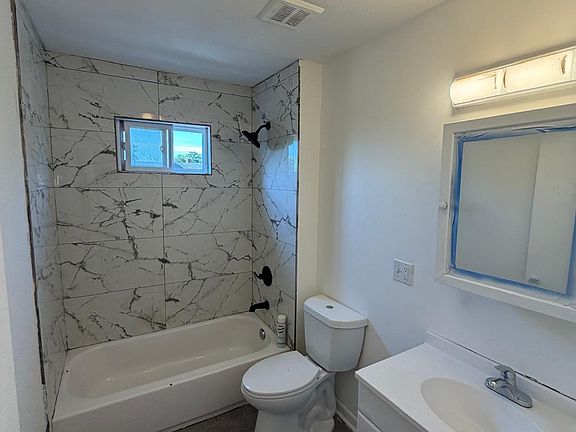 4th image of 428-430 Jefferson Ave #3B