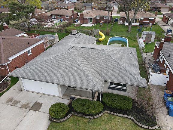 2nd image of 32514 Gainsborough Dr