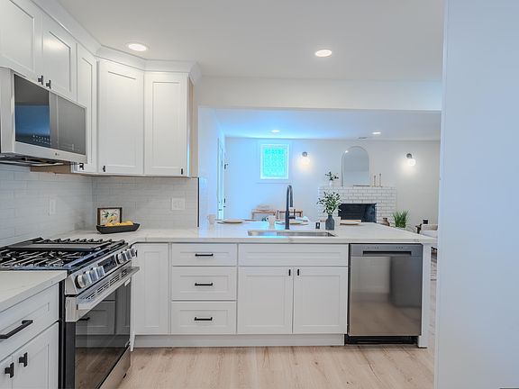 4th image of 3672 Sanford St