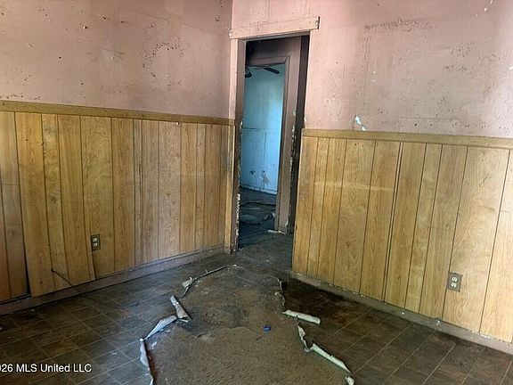 3rd image of 453 Main St