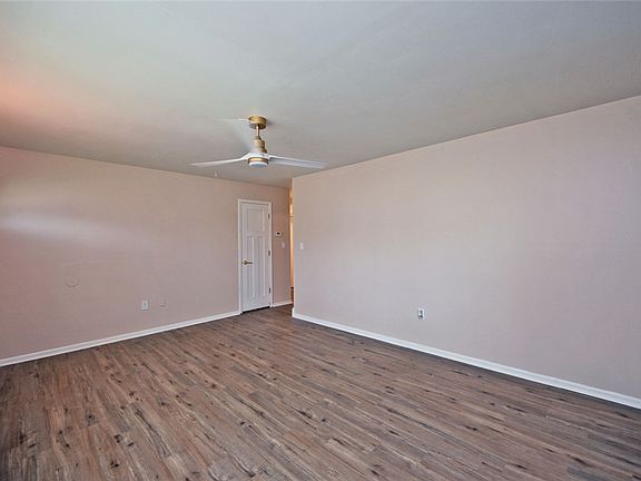 5th image of 136 Bronwood St