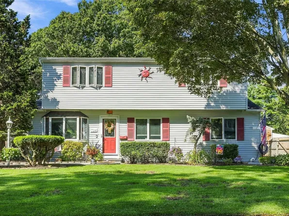 724 Sandra Avenue, West Islip, NY 11795
