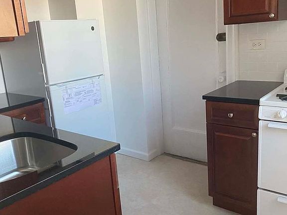 4th image of 124 W 72nd St #7