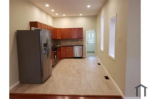 1330 N Allison St Photo 1