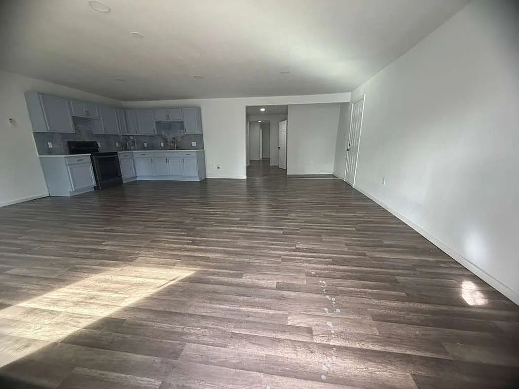 4 bed, 1900 sqft, $1,900 — Photo 2