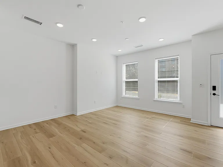 400 Willow Ave #409 — Photo 3