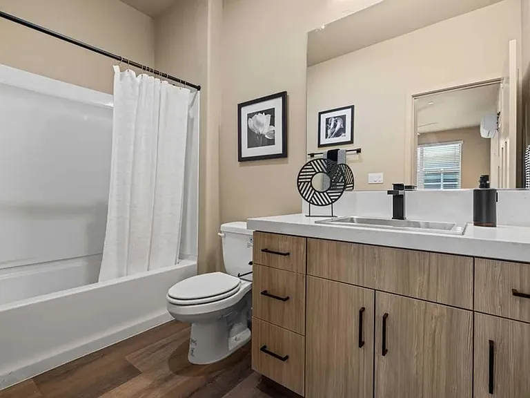Vantage Pointe East — Photo 10