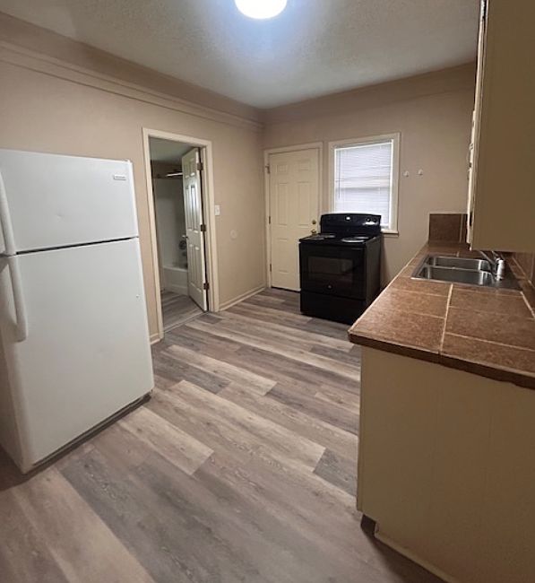 2nd image of 809 Everett St