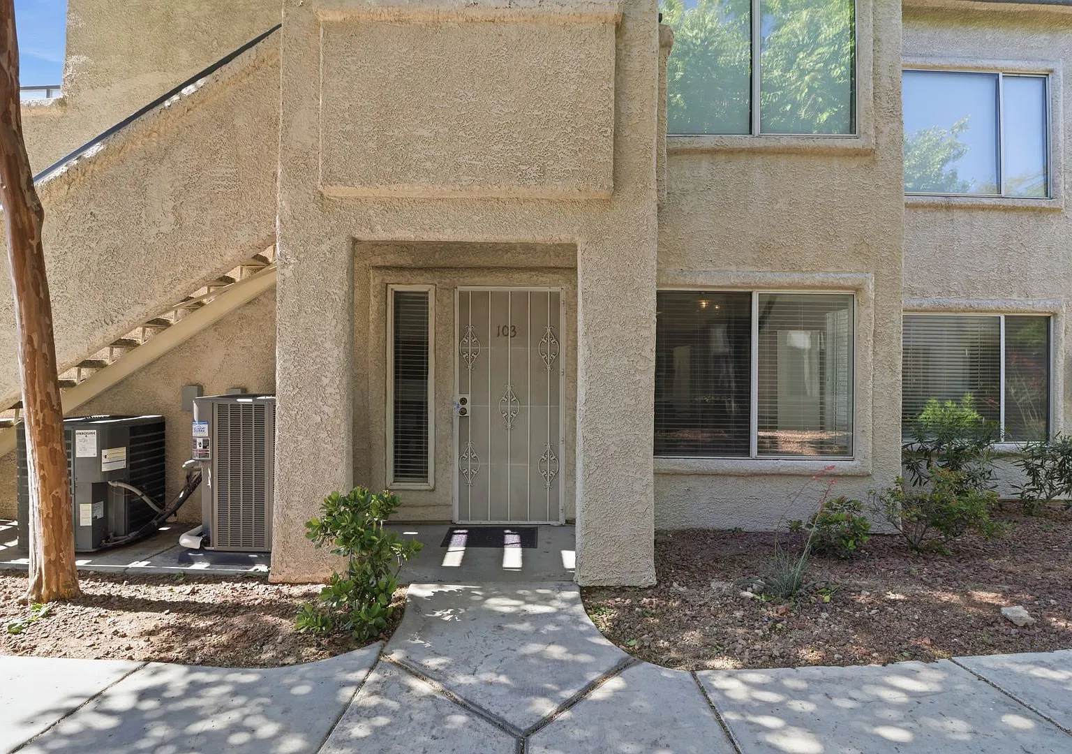 Two-bedroom, two-bathroom ground-floor condo — Photo 1
