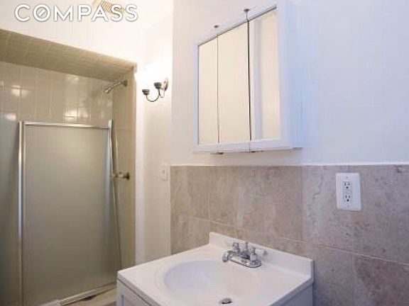 3rd image of 52 W 128th St APT 6