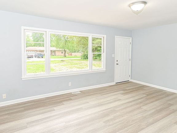 4th image of 2302 Mayfair Dr