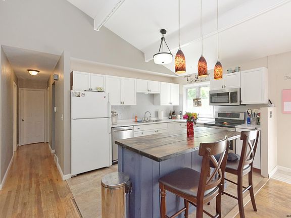 5th image of 126 Bedford Ct