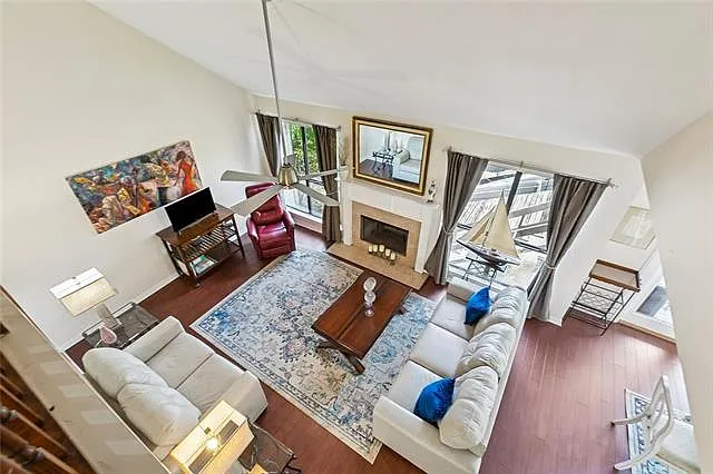 3 bed, 2.0 bath, 1941 sqft, $2,500 — Photo 3