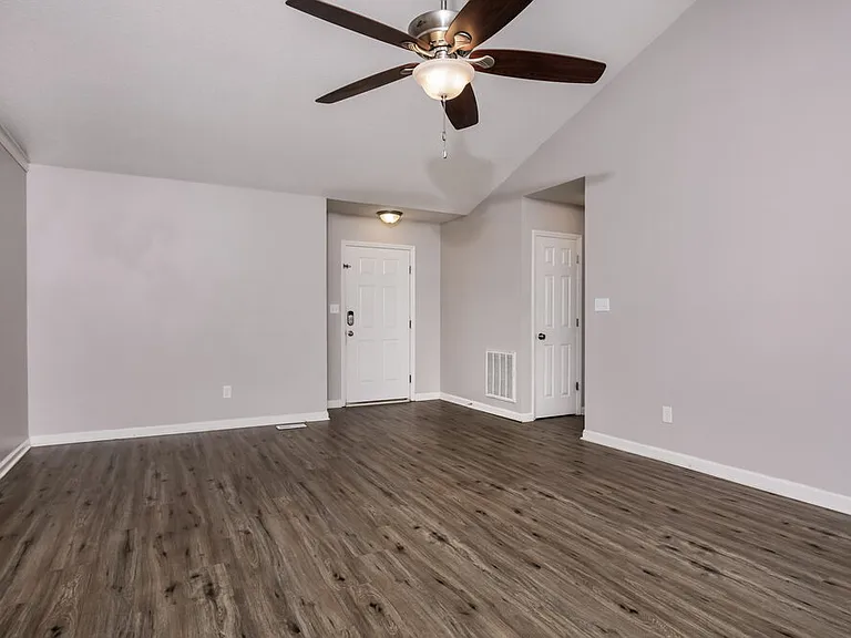 203 Zircon Ln — Photo 5