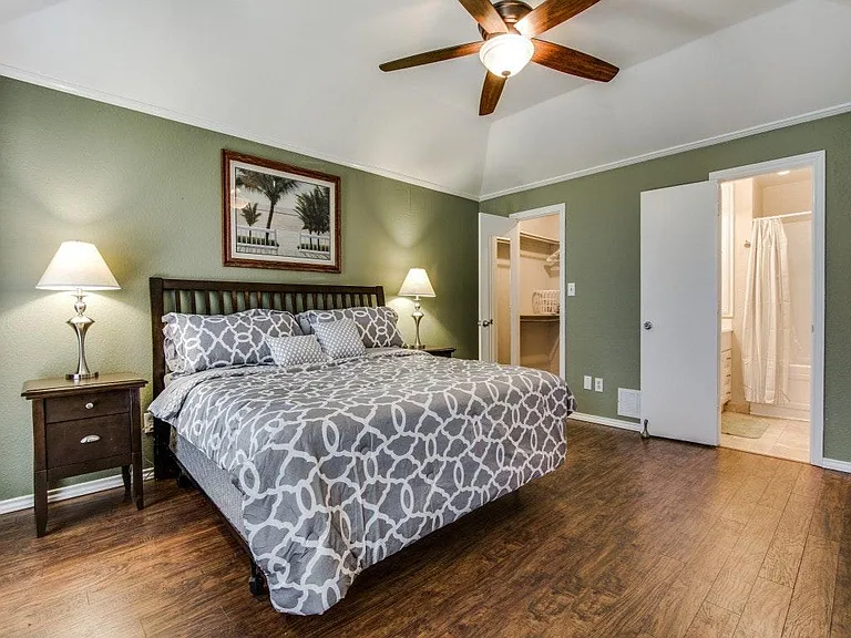 Kind bed in master, walk in closet.