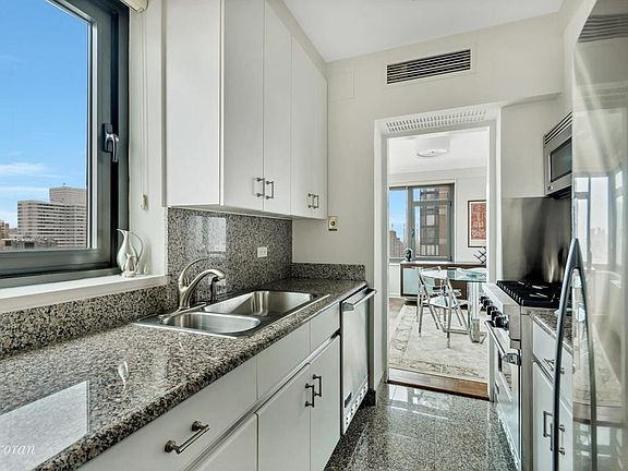 4th image of 160 E 65th St APT 24E