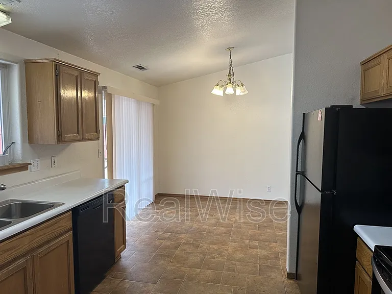2210 SW Bridge St — Photo 6