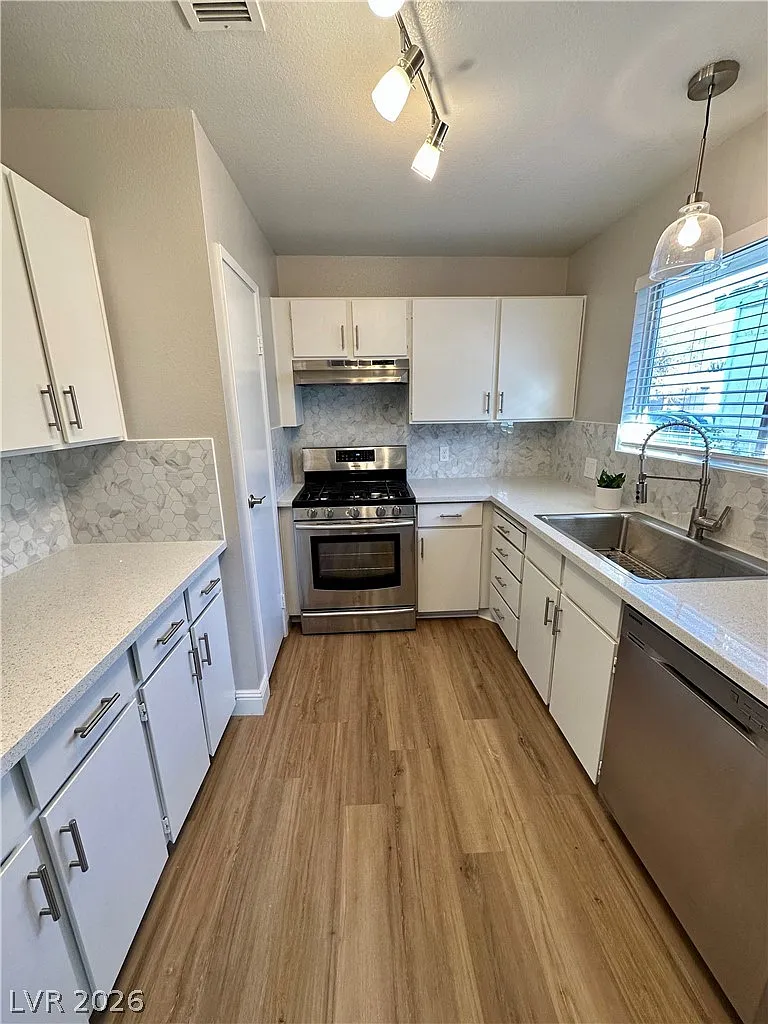 2 bed, 2.0 bath, 1337 sqft, $1,950 — Photo 2