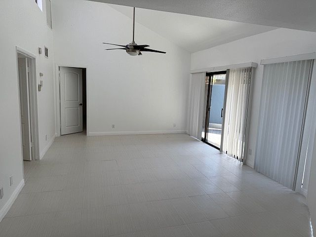 Large LIVINGROOM with High Ceilings with WALLED patio!
