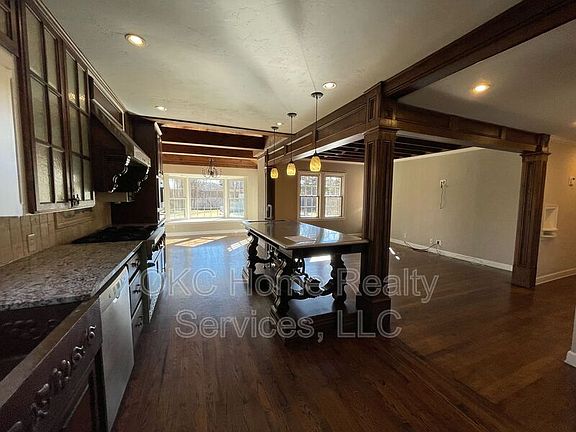 2nd image of 1718 Guilford Ln