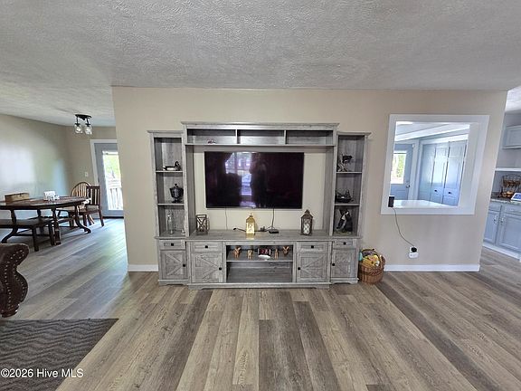 3rd image of 5841 Crestline Road