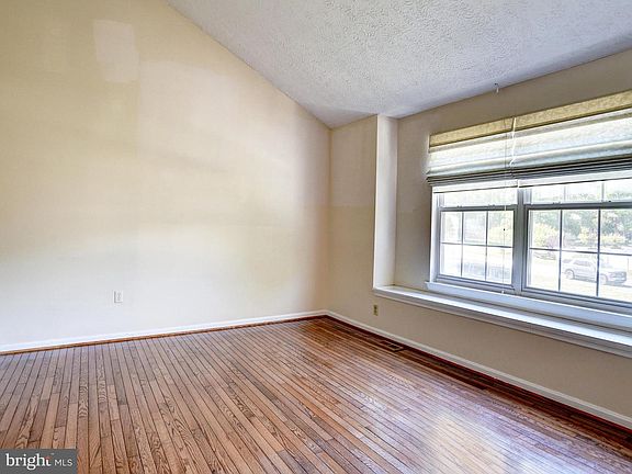 5th image of 10389 Chamberlin Ct E