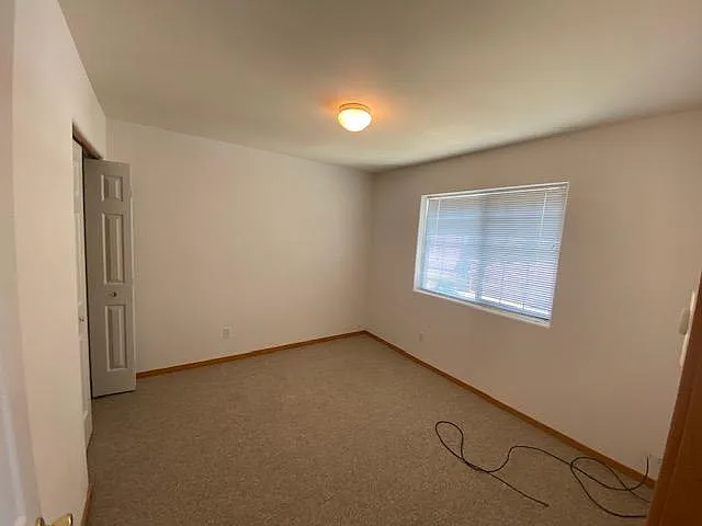 246 S Dolphin St — Photo 4