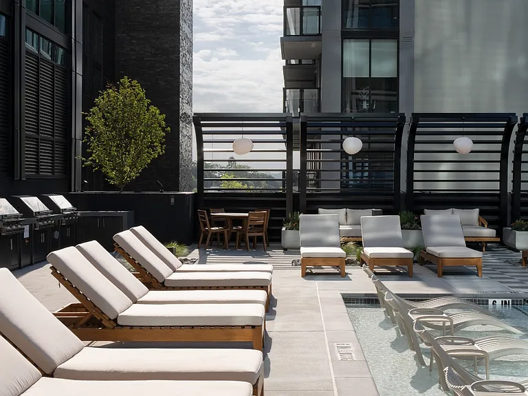 Emmi Midtown — Photo 34