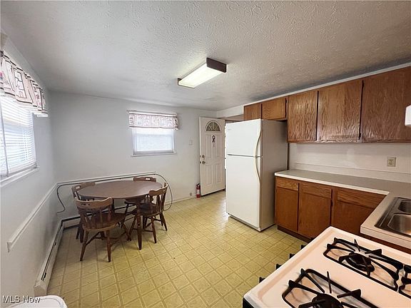 5th image of 425 Marseilles Ave