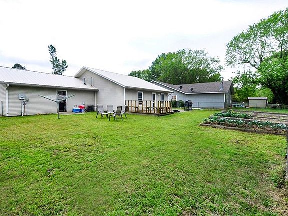 3rd image of 937 Lewis Cir