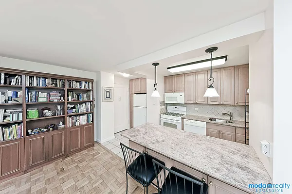 Sold by Moda Realty | media 29