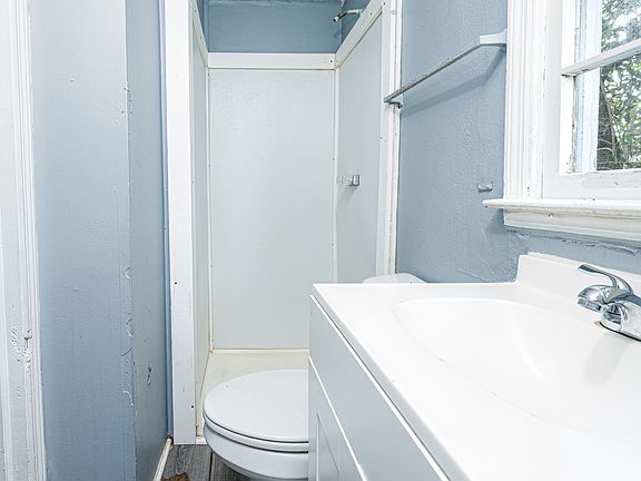 3rd image of 1211 Bay St