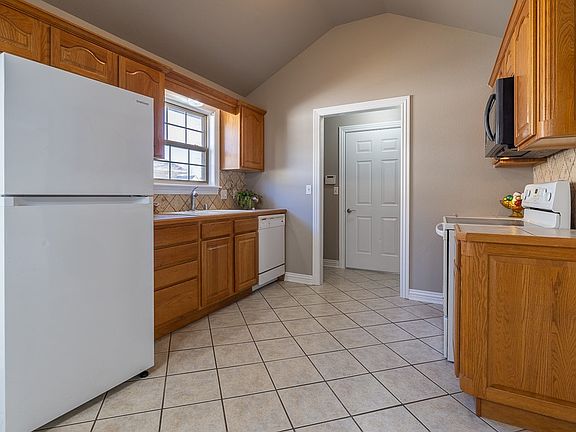 3rd image of 6240 W Milliken Bnd
