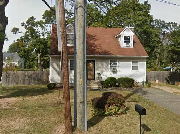 11 Holbrook Street, Bay Shore, NY 11706