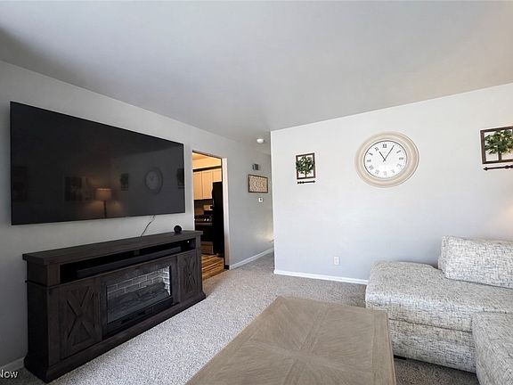 4th image of 629 Hyatt Ave