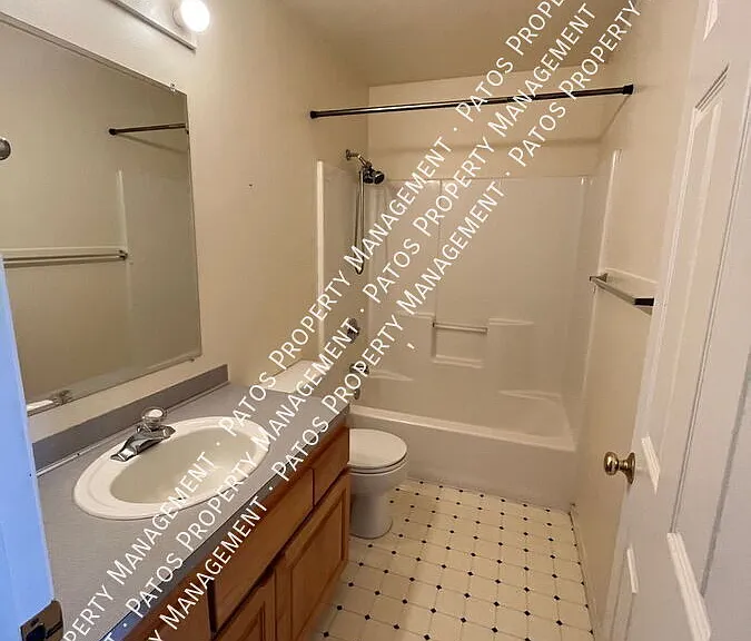 2204 Xenia St — Photo 8