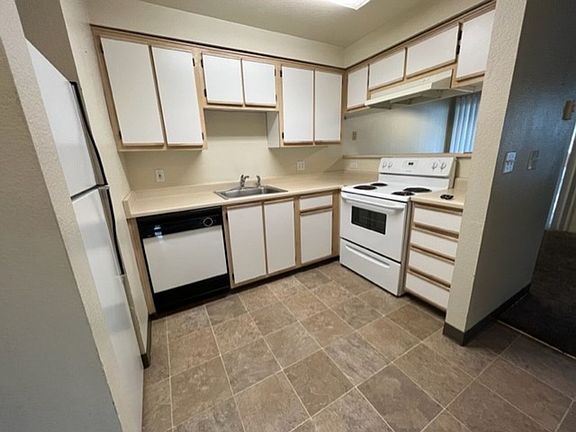 3rd image of 2720 NE Mesa Ct APT 3