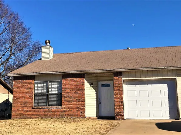 1121 S 26th St, Rogers, AR 72758