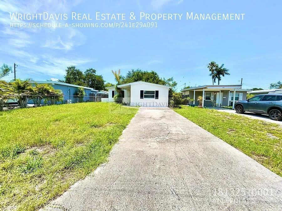 St Pete 4/1 with fenced in yard! — Photo 3