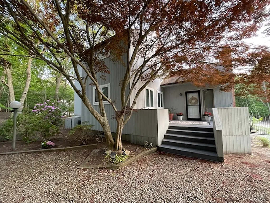 Luxurious Quogue Village 4 Bedroom 2.5 Bath Home — Photo 1
